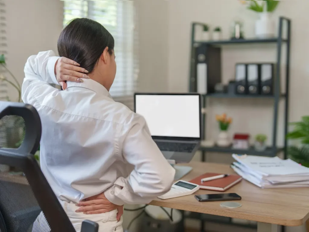 woman with work injury on desk duty